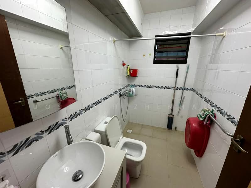 26D Jalan Membina, 26D Jalan Membina, 3 Bedrooms, 968 sqft, HDB Flat For Sale, by Jose Loh Zhenhao, 500205674 - Bathroom - PropertyGuru.com.sg