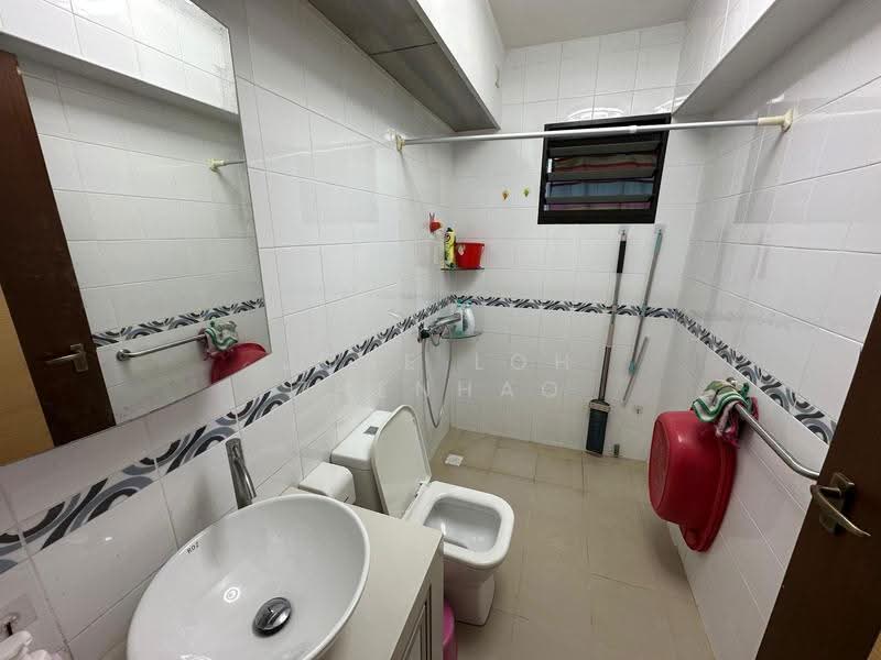 26D Jalan Membina, 26D Jalan Membina, Alexandra / Commonwealth, 3 Bedrooms, 969 sqft, HDB Flat For Sale, by Jose Loh Zhenhao, 500205674 - Bathroom - PropertyGuru.com.sg