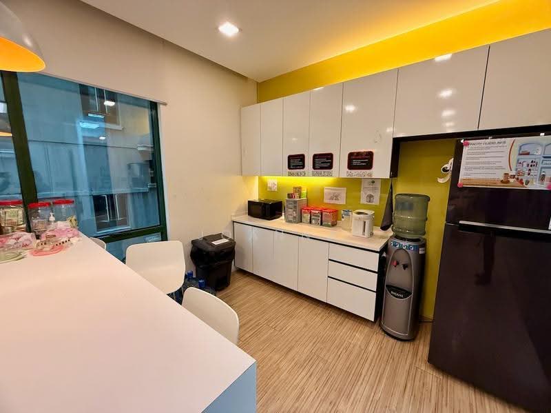 1 Finlayson Green, 1 Finlayson Green, Boat Quay / Raffles Place / Marina, 6,351 sqft, Office For Rent, by Joanna Zhou, 500205745 - Kitchen - CommercialGuru.com.sg