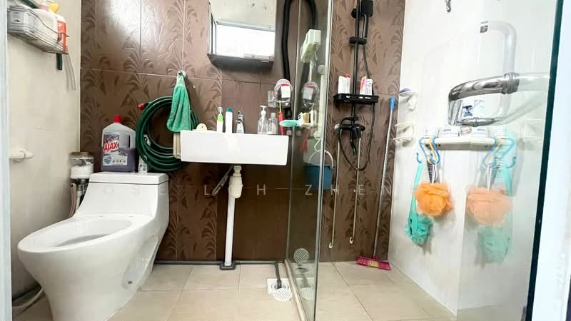 977 Jurong West Street 93, 977 Jurong West Street 93, 4 Bedrooms, 1,302 sqft, HDB Flat For Sale, by Jose Loh Zhenhao, 500205799 - Bathroom - PropertyGuru.com.sg