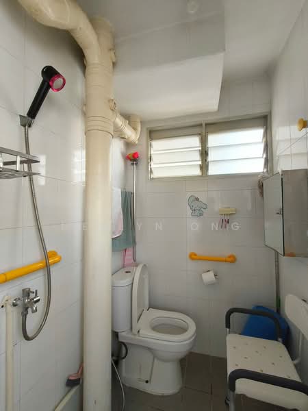 463 Jurong West Street 41, 463 Jurong West Street 41, 2 Bedrooms, 721 sqft, HDB Flat For Sale, by Merlyn Ong, 500205814 - Bathroom - PropertyGuru.com.sg
