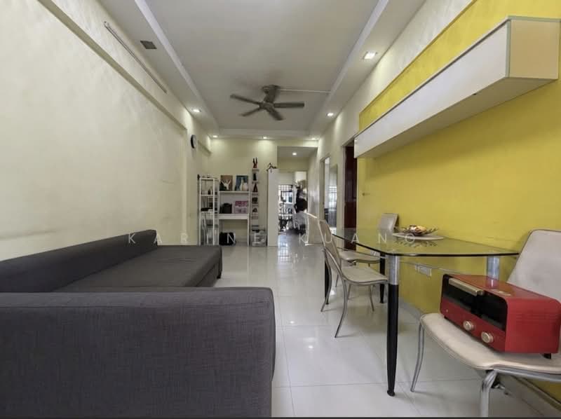 211 Hougang Street 21, 211 Hougang Street 21, 2 Bedrooms, 732 sqft, HDB Flat For Sale, by Karine Kuang, 500205864 - Living Room - PropertyGuru.com.sg