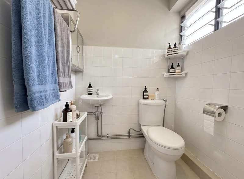 211 Hougang Street 21, 211 Hougang Street 21, 2 Bedrooms, 732 sqft, HDB Flat For Sale, by Karine Kuang, 500205864 - Bathroom - PropertyGuru.com.sg