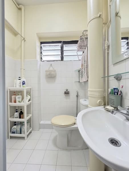 211 Hougang Street 21, 211 Hougang Street 21, 2 Bedrooms, 732 sqft, HDB Flat For Sale, by Karine Kuang, 500205864 - Bathroom - PropertyGuru.com.sg