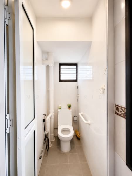 412 Pandan Gardens, 412 Pandan Gardens, 2 Bedrooms, 786 sqft, HDB Flat For Sale, by MOHD FARID, 500205948 - Bathroom - PropertyGuru.com.sg