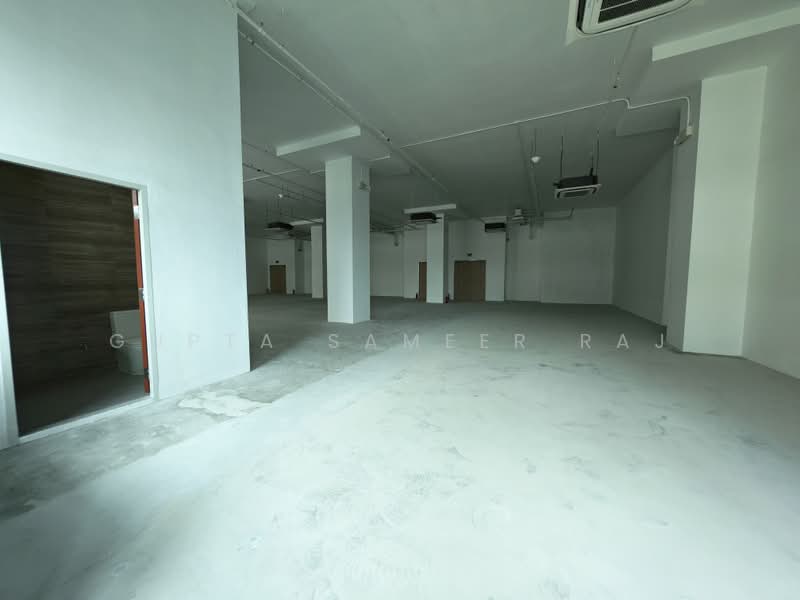 Interlocal Centre, 100G Pasir Panjang Road, 5,096 sqft, Light Industrial (B1) For Rent, by Gupta Sameer Raj, 500205957 - Bathroom - CommercialGuru.com.sg