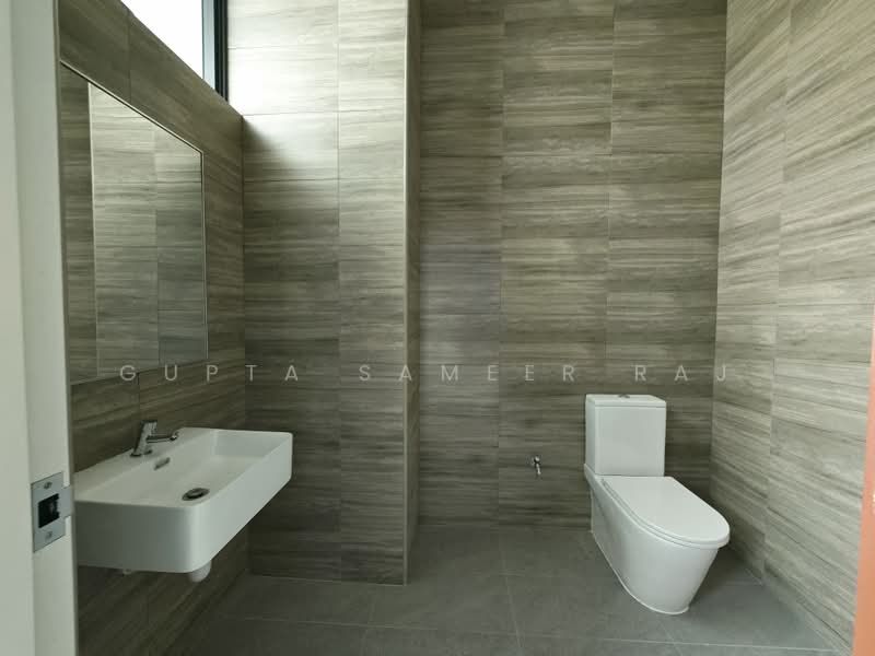 Interlocal Centre, 100G Pasir Panjang Road, 5,096 sqft, Light Industrial (B1) For Rent, by Gupta Sameer Raj, 500205957 - Bathroom - CommercialGuru.com.sg