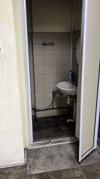 Pioneer Centre, 1 Soon Lee Street, 1,700 sqft, Factory / Workshop (B2) For Rent, by P N Samy, 500205975 - Bathroom - CommercialGuru.com.sg
