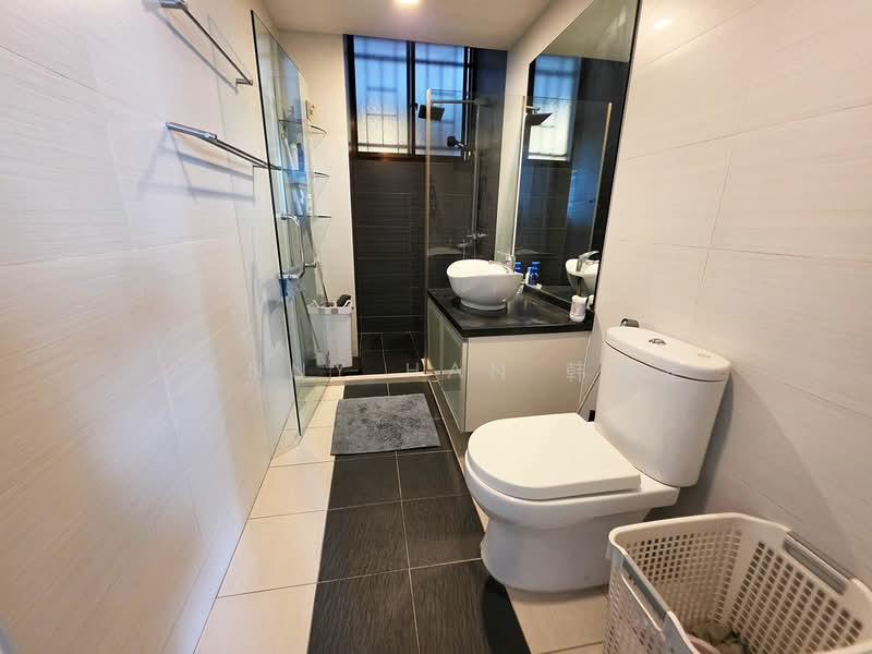 Sherwood Towers, 3 Jalan Anak Bukit, 3 Bedrooms, 1,292 sqft, Apartment For Sale, by Danny Han 韩树定, 500206014 - Master ensuite bathroom - PropertyGuru.com.sg