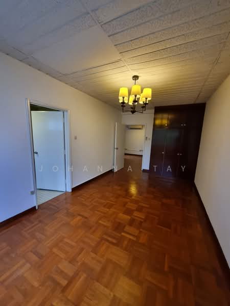 The Cairnhill, 4 Cairnhill Rise, 4 Bedrooms, 2,788 sqft, Condominium For Rent, by Johanna Tay, 500206072 - Bedroom 2 (bath entrance) - PropertyGuru.com.sg
