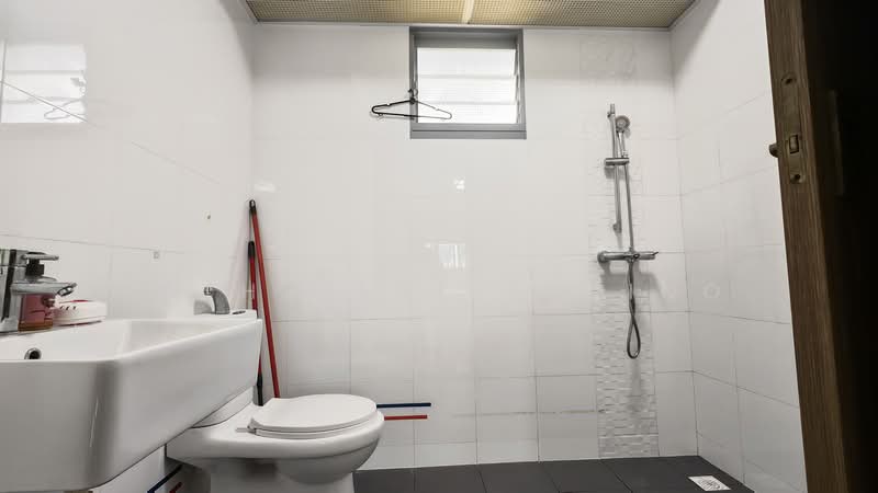 377A Hougang Street 32, 377A Hougang Street 32, 3 Bedrooms, 1,012 sqft, HDB Flat For Sale, by Isthiqlal Turino, 500206086 - Bathroom - PropertyGuru.com.sg