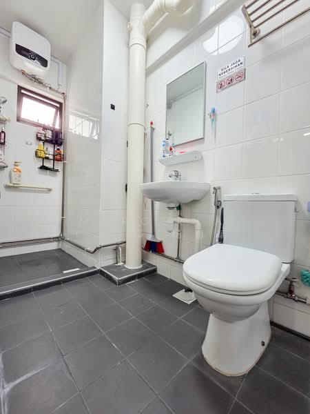 508 Hougang Avenue 10, 508 Hougang Avenue 10, 4 Bedrooms, 1,571 sqft, HDB Flat For Sale, by Marcella Yong 杨惠晴, 500206102 - Bathroom - PropertyGuru.com.sg