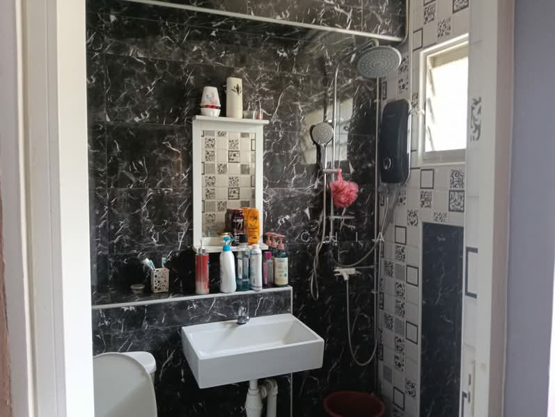 BLK 320 TAMPINES ST 33, Tampine st 33, 3 Bedrooms, 1,194 sqft, HDB Flat For Sale, by Jenny Chia, 500206110 - Bathroom - PropertyGuru.com.sg