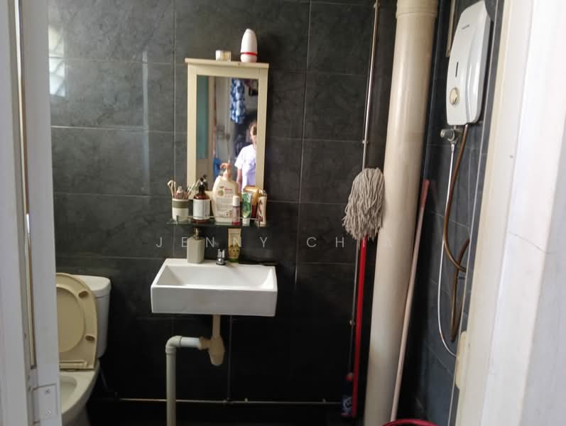BLK 320 TAMPINES ST 33, Tampine st 33, 3 Bedrooms, 1,194 sqft, HDB Flat For Sale, by Jenny Chia, 500206110 - Bathroom - PropertyGuru.com.sg