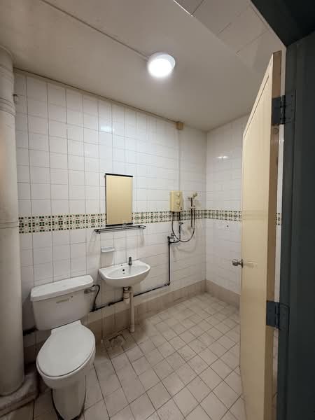 644 Bedok Reservoir Road, 644 Bedok Reservoir Road, 4 Bedrooms, 1,572 sqft, HDB Flat For Sale, by Cheryl Moh 莫楚淇, 500206121 - Bathroom - PropertyGuru.com.sg