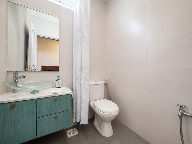 ⭐️1 KM OF NAN HUA PRI SCH⭐️RARE HUGE CORNER TERRACE W/ 13M WIDE FRONTAGE⭐️SUITABLE FOR REBUILDING⭐️, Sunset Way Clementi Faber West Coast Jubilee Eng Kong Kismis Greenridge Toh Yi Toh Tuck Highgate Cheng Soon Chun Tin Lorong Pisang Emas Udang Raja Asam Hijau Kilat Yuk Tong Tham Soong Jurong Kechil Selanting Layang Kakatua Hua Guan Sian Tuan Stone, 3 Bedrooms, 3,500 sqft, Corner Terrace For Sale, by Damian Tan 陈係赈, 500206135 - Common Bath - PropertyGuru.com.sg