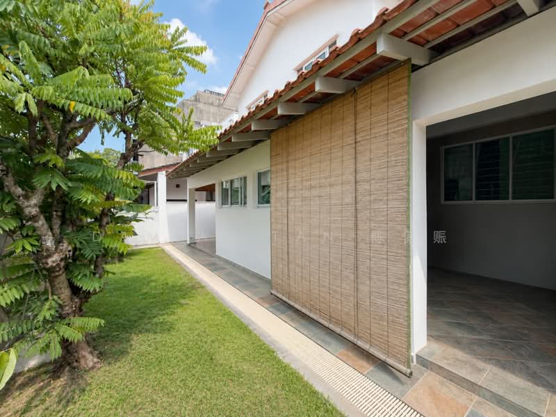 ⭐️1 KM OF NAN HUA PRI SCH⭐️RARE HUGE CORNER TERRACE W/ 13M WIDE FRONTAGE⭐️SUITABLE FOR REBUILDING⭐️, Sunset Way Clementi Faber West Coast Jubilee Eng Kong Kismis Greenridge Toh Yi Toh Tuck Highgate Cheng Soon Chun Tin Lorong Pisang Emas Udang Raja Asam Hijau Kilat Yuk Tong Tham Soong Jurong Kechil Selanting Layang Kakatua Hua Guan Sian Tuan Stone, 3 Bedrooms, 3,500 sqft, Corner Terrace For Sale, by Damian Tan 陈係赈, 500206135 - Rear View - PropertyGuru.com.sg