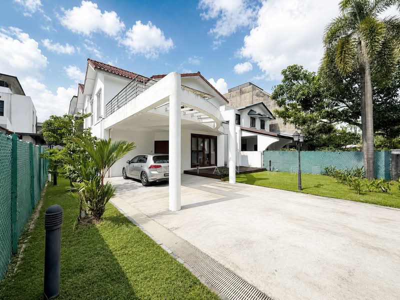 ⭐️1 KM OF NAN HUA PRI SCH⭐️RARE HUGE CORNER TERRACE W/ 13M WIDE FRONTAGE⭐️SUITABLE FOR REBUILDING⭐️, Sunset Way Clementi Faber West Coast Jubilee Eng Kong Kismis Greenridge Toh Yi Toh Tuck Highgate Cheng Soon Chun Tin Lorong Pisang Emas Udang Raja Asam Hijau Kilat Yuk Tong Tham Soong Jurong Kechil Selanting Layang Kakatua Hua Guan Sian Tuan Stone, 3 Bedrooms, 3,500 sqft, Corner Terrace For Sale, by Damian Tan 陈係赈, 500206135 - Car Porch - PropertyGuru.com.sg
