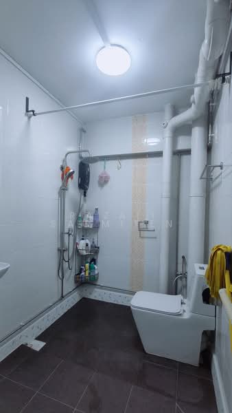129 Pending Road, 129 Pending Road, 4 Bedrooms, 1,550 sqft, HDB Flat For Sale, by Razali Sarmiten, 500206162 - Bathroom - PropertyGuru.com.sg