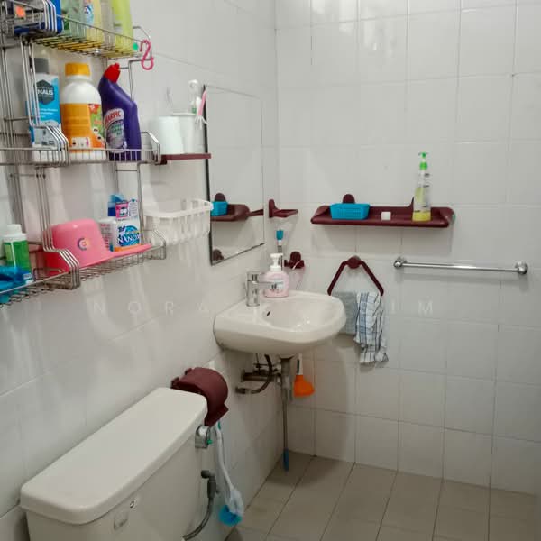 8 jalan hussein, No 8 jalan Hussein, Room Rental, 150 sqft, Semi-Detached House For Rent, by Nora Kassim, 500206168 - Bathroom - PropertyGuru.com.sg
