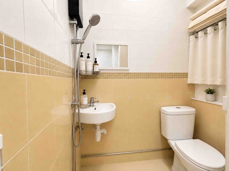 Hillcrest Arcadia, 251 Arcadia Road, 2 Bedrooms, 1,248 sqft, Condominium For Sale, by Samantha Sim, 500206180 - Common Bathroom - PropertyGuru.com.sg