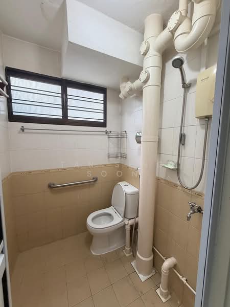 573 Cheng San Court, 573 Ang Mo Kio Avenue 3, 3 Bedrooms, 990 sqft, HDB Flat For Rent, by Tan Seng Soon, 500206276 - Kitchen Bath - PropertyGuru.com.sg