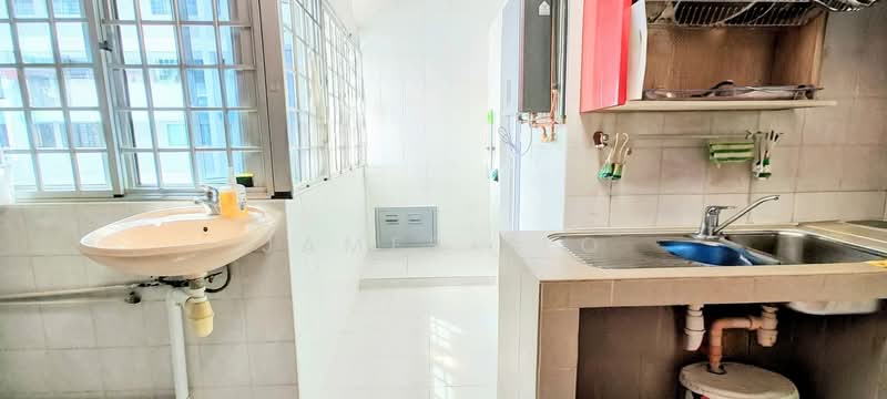 725 Bedok Reservoir Road, 725 Bedok Reservoir Road, 5 Bedrooms, 1,528 sqft, HDB Flat For Sale, by James Yeo, 500206279 - Kitchen - PropertyGuru.com.sg