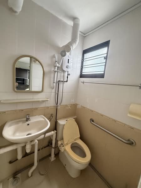 573 Cheng San Court, 573 Ang Mo Kio Avenue 3, 3 Bedrooms, 1,000 sqft, HDB Flat For Rent, by Keith Er (余汉林), 500206281 - Bathroom - PropertyGuru.com.sg