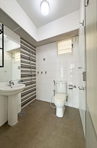 617D Punggol Drive, 617D Punggol Drive, 3 Bedrooms, 1,001 sqft, HDB Flat For Sale, by Calvin Wang, 500206299 - Common Bathroom - PropertyGuru.com.sg