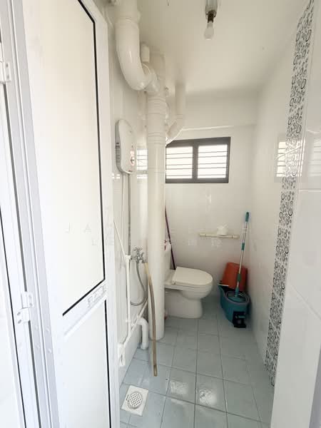 660 Yishun Avenue 4, 660 Yishun Avenue 4, 3 Bedrooms, 1,119 sqft, HDB Flat For Sale, by Jacqueline Lee 李瑞玲, 500206309 - Bathroom - PropertyGuru.com.sg