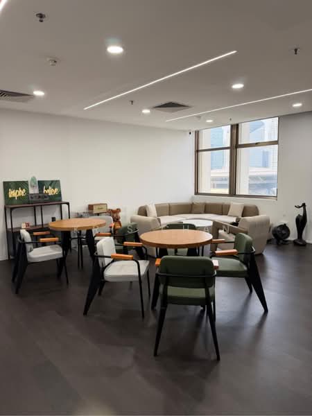 Peninsula Plaza, 111 North Bridge Road, 1,001 sqft, Office For Rent, by Kris Chan, 500206336 - CommercialGuru.com.sg