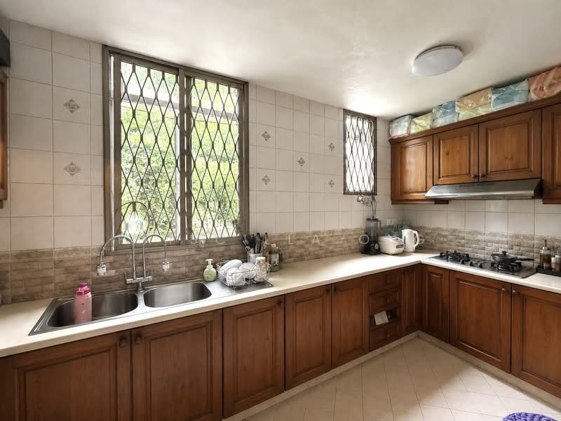 Loyang Villas, Loyang Rise, 6 Bedrooms, 3,000 sqft, Terraced House For Sale, by Priscilla Ong, 500206337 - Kitchen - PropertyGuru.com.sg