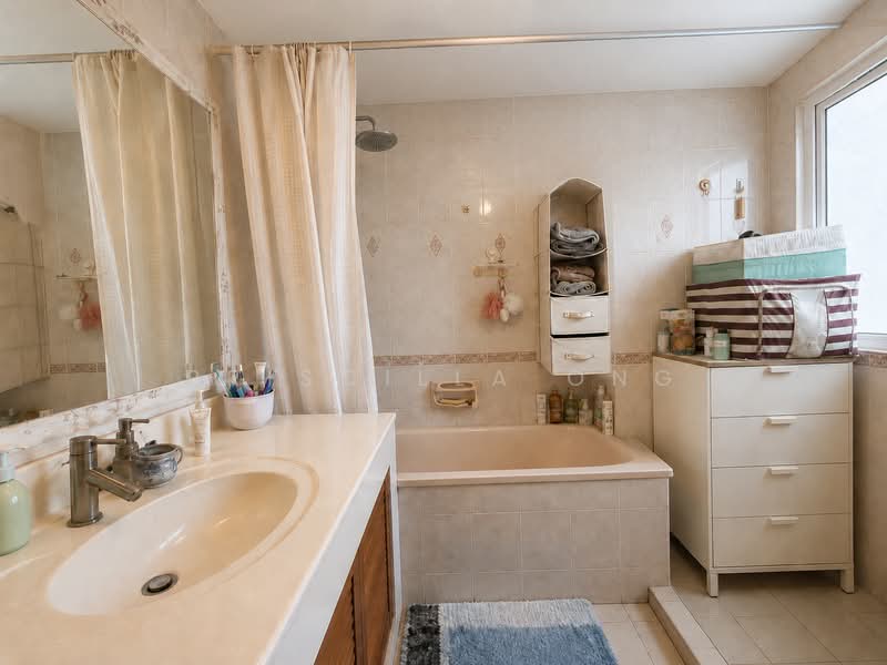 Loyang Villas, Loyang Rise, 6 Bedrooms, 3,000 sqft, Terraced House For Sale, by Priscilla Ong, 500206337 - Bathroom - PropertyGuru.com.sg