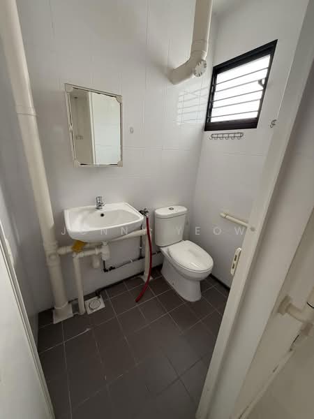 376 Clementi Avenue 4, 376 Clementi Avenue 4, 2 Bedrooms, 721 sqft, HDB Flat For Sale, by Jonny Yeow, 500206344 - Bathroom - PropertyGuru.com.sg