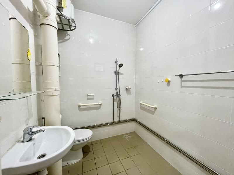 106 Jalan Rajah, 106 Jalan Rajah, 3 Bedrooms, 1,614 sqft, HDB Flat For Sale, by Gan Sok Hoon, 500206348 - Master bathroom - PropertyGuru.com.sg