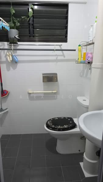 215 Bukit Batok Street 21, 215 Bukit Batok Street 21, Room Rental, 100 sqft, HDB Flat For Rent, by Alex Teoh, 500206400 - Bathroom - PropertyGuru.com.sg