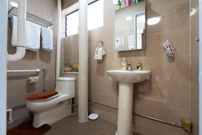 601 Bedok Reservoir Road, 601 Bedok Reservoir Road, 3 Bedrooms, 1,302 sqft, HDB Flat For Sale, by Suliman Harharah, 500206406 - Bathroom - PropertyGuru.com.sg