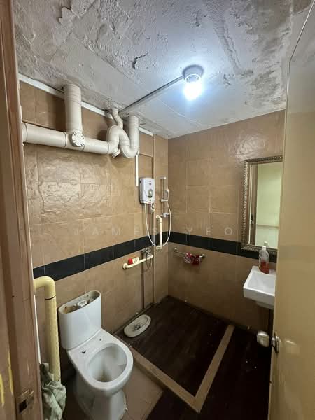 229 Yishun Street 21, 229 Yishun Street 21, 3 Bedrooms, 1,302 sqft, HDB Flat For Sale, by James Yeo, 500206444 - Bathroom - PropertyGuru.com.sg