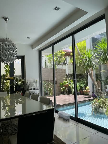 Jalan Rindu, Jalan Rindu, 5 Bedrooms, 3,800 sqft, Corner Terrace For Sale, by Daniel Gay, 500206457 - Well ventilated & Bright Dining Room - PropertyGuru.com.sg