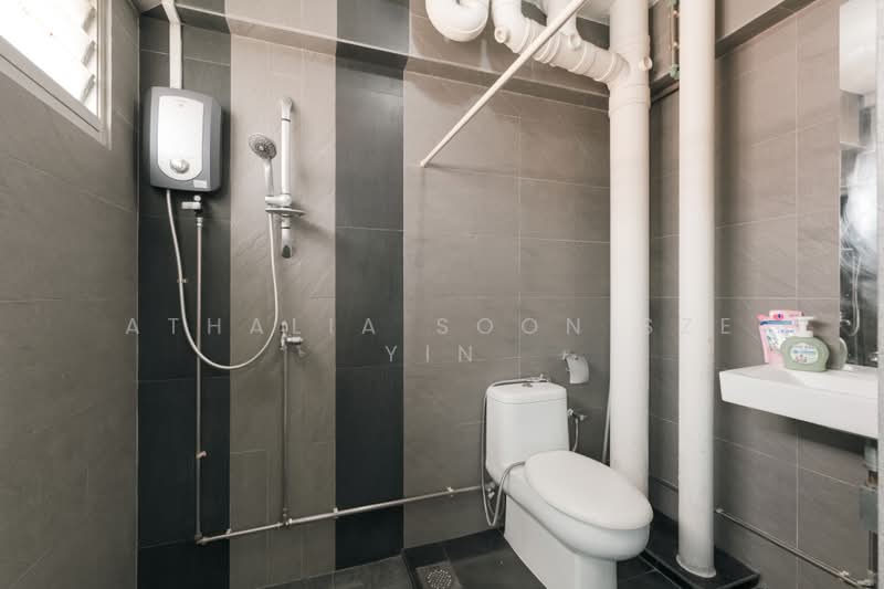 228 Bishan Street 23, 228 Bishan Street 23, 3 Bedrooms, 1,119 sqft, HDB Flat For Sale, by Athalia Soon Sze Yin, 500206460 - Bathroom - PropertyGuru.com.sg