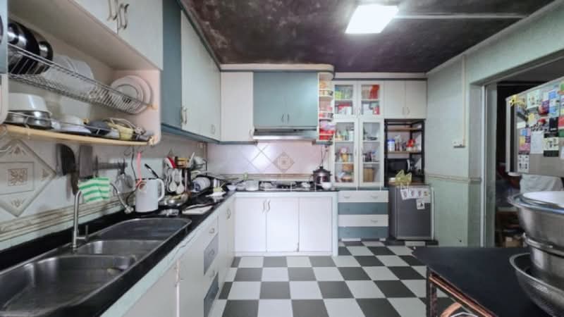 826 Woodlands Street 81, 826 Woodlands Street 81, 4 Bedrooms, 1,410 sqft, HDB Flat For Sale, by Quek Pei Lin, 500206579 - Kitchen - PropertyGuru.com.sg