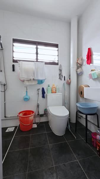 826 Woodlands Street 81, 826 Woodlands Street 81, 4 Bedrooms, 1,410 sqft, HDB Flat For Sale, by Quek Pei Lin, 500206579 - Bathroom - PropertyGuru.com.sg