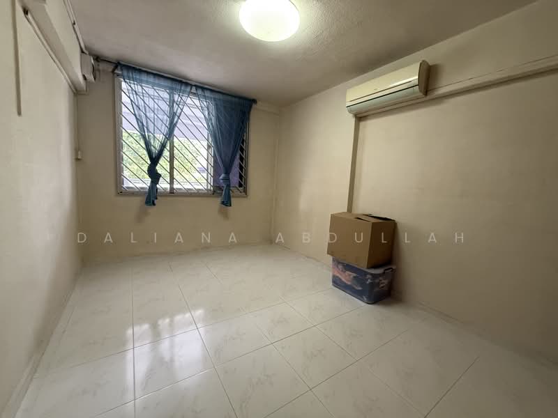 271 Bukit Batok East Avenue 4, 271 Bukit Batok East Avenue 4, 2 Bedrooms, 689 sqft, HDB Flat For Sale, by Daliana Abdullah, 500206586 - Common bedroom - PropertyGuru.com.sg