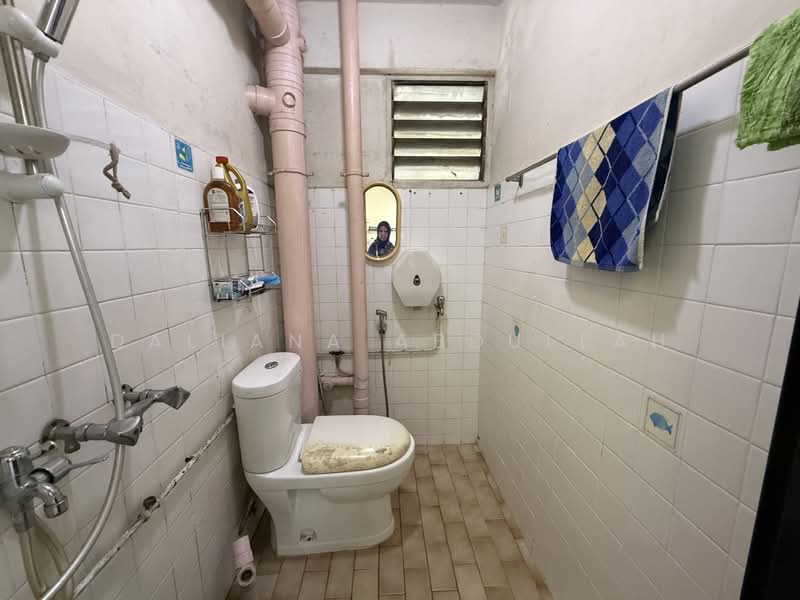 271 Bukit Batok East Avenue 4, 271 Bukit Batok East Avenue 4, 2 Bedrooms, 689 sqft, HDB Flat For Sale, by Daliana Abdullah, 500206586 - Bathroom - PropertyGuru.com.sg