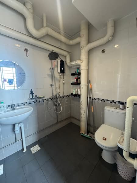 634 Veerasamy Road, 634 Veerasamy Road, 3 Bedrooms, 1,195 sqft, HDB Flat For Sale, by Serene Chua, 500206596 - Bathroom - PropertyGuru.com.sg