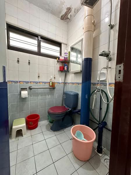 215 Ang Mo Kio Avenue 1, 215 Ang Mo Kio Avenue 1, 3 Bedrooms, 945 sqft, HDB Flat For Sale, by James Yeo, 500206597 - Bathroom - PropertyGuru.com.sg