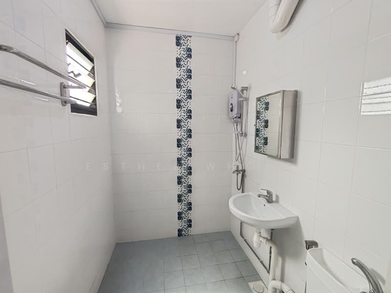524 Hougang Avenue 6, 524 Hougang Avenue 6, 3 Bedrooms, 1,130 sqft, HDB Flat For Sale, by Esther Whong, 500206612 - Bathroom - PropertyGuru.com.sg
