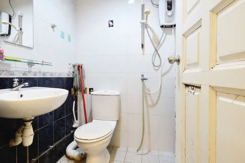 Common room for rent in Farrer Park area! 030, , Room Rental, 95 sqft, Walk-up Apartment For Rent, by Nickson Guay, 500206632 - Bathroom - PropertyGuru.com.sg