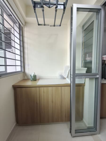 438A Bukit Batok West Avenue 8, 438A Bukit Batok West Avenue 8, 3 Bedrooms, 1,001 sqft, HDB Flat For Sale, by Larry Leong, 500206666 - Balcony - PropertyGuru.com.sg