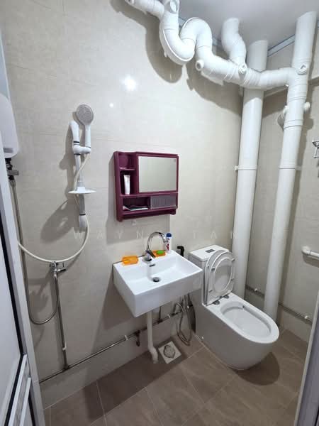 450 Hougang Avenue 10, 450 Hougang Avenue 10, Room Rental, 100 sqft, HDB Flat For Rent, by Wayne Tan, 500206714 - Bathroom - PropertyGuru.com.sg